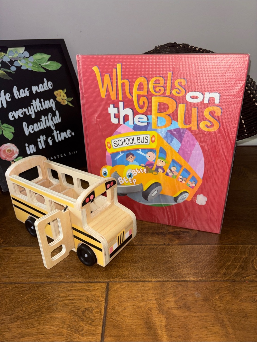 Melissa & Doug Wooden Yellow School Bus Wheels on the Bus Book set EUC